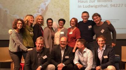 Bild: awo
HeimatUnternehmen hat zu einer richtigen Netzwerkbewegung in ganz Bayern entwickelt. Beim Forum HeimatUnternehmen waren auch die „supportive Leader“ aus den verschiedenen Regierungsbezirken auf der Bühne. Im Bild links vorne der Projektkoordinator des Landkreises Tirschenreuth, Alfred Wolf, daneben Norbert Bäuml, verantwortlich für HeimatUnternehmen beim Amt für ländliche Entwicklung Oberbayern und Franz Dullinger als Bayernkoordinator.