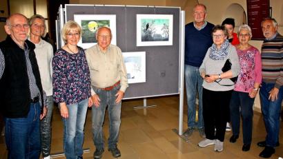 Bild: R. Kreuzer
Die Teilnehmer und der Kursleiter Ernst Umann (rechtes) präsentieren ihre Bilder.