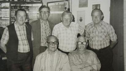 Bild: gpa
Der erste Vorstand des Rentnervereins: (vorne, von links) Vorsitzender Hans Tröger und Kassier Georg Vogl, (hinten, von links) Beisitzer Ludwig Kellner, Schriftführer Georg Sertl, stellvertretender Vorsitzender Josef Schwemmer und Beisitzer Georg Fürk.