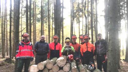 Bild: es
Markus Bächer (linkls, neben ihm Bürgermeiser Max Völkl, verstand es, junge Feuerwehrleute mit der Arbeit einer Motorsäge vertraut zu machen.