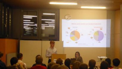 Bild: exb
Die Schüler des P-Seminars präsentieren Ergebnisse einer schulinternen Umfrage zur Mediennutzung.