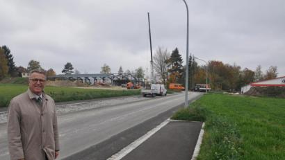 Bild: ws
Im Gewerbegebiet Ost ist der Straßenbau jetzt abgeschlossen. Insgesamt 900.000 Euro habe die Stadt in die Erschließung investiert, schildert Bürgermeister Franz Stahl - und freut sich über die rege Nachfrage. Aktuell entstehen in dem Gebiet ein Sportstudio sowie eine halle der Firma „Krisch Energietechnik“.