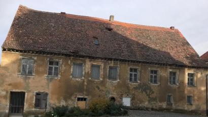 Bild: e
Was tun mit dem baufälliges Anwesen Klostergasse 10 in Vilseck? Dem Gebäude droht der Abriss. Aus Sicherheitsgründen ist Eile geboten.