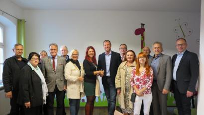 Bild: jzk
CSA-Kreisvorsitzender Huberth Rosner (Mitte) dankte Jessika Wöhrl-Neuber (links daneben) für die Erläuterungen und die Führung, der sich auch Roman Schäffler, Roland Grillmeier (von rechts), Bürgermeister Werner Nickl (Sechster von rechts) und Reiner Meier (Vierter von links) angeschlossen hatten.