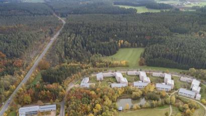 Bild: Thilo Hierstetter
Etwa drei Hektar Wald, die sich zwischen der B 85 und der großen Waldwiese (Bildmitte) im und im Anschluss an das Bepo-Gelände befinden, müssten für den geplanten Verkehrsübungsplatz der Bereitschaftspolizei, gerodet werden.