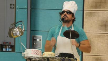 Bild: exb/Grundschule Neunburg
"Küchenmusikant" Javier Chernicoff aus Argentinien bei seinem Auftritt in der Grundschule.