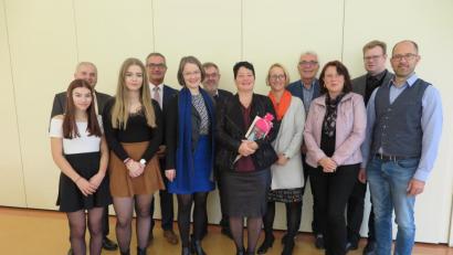 Bild: jzk
Bei ihrer Amtseinführung nahm neue Konrektorin Iris Eckert (mit Schultüte) die guten Wünsche von Lena Kausler (Schülersprecherin), Bürgermeister Günter Kopp, Annalena Bayer (Schülersprecherin), Bürgermeister Werner Nickl, Schulrätin Martina Puff, Bürgermeister Josef Etterer, Rektorin Christine Wiesend, Bürgermeister Josef Hecht, Elternbeiratsvorsitzender Damaris Bergemann (Mittelschule), Pfarrer Thomas Kraus und Elternbeiratsvorsitzendem Thomas Völkl (Grundschule) entgegen.