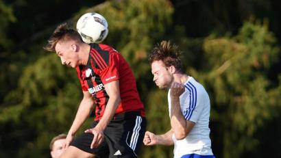 Bild: Büttner, Gerhard
Wenn die SpVgg Schirmitz beim Spitzenreiter SC Luhe-Wildenau einen Überraschungscoup landen will, dann muss sie Nico Argauer (beim Kopfball) ausschalten. Der Bezirksliga-Goalgetter hat im Saisonverlauf bereits 20 Mal eingelocht.