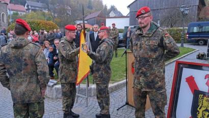 Bild: nm
Hauptmann Daniel Madeheim bekam den Wimpel der 3. Batterie, den zuvor der Kommandeur des Artilleriebataillons 131, Oberstleutnant Sven Zickmantel, von Major Andreas Leischner in Verwahrung nahm (vorne, von rechts).
