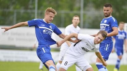 Bild: Hubert Ziegler
Der Gebenbacher Mittelfeldspieler Dominik Haller (links) ist mit acht Treffern bester Schütze der DJK in dieser Saison. Noch torgefährlichere Kaliber warten am Samstag: Vilzings Andre Luge führt mit 14 Treffern die Torschützenliste der Bayernliga Nord an, Sturmkollege Ivan Milicevic folgt auf Rang vier mit elf Treffern.