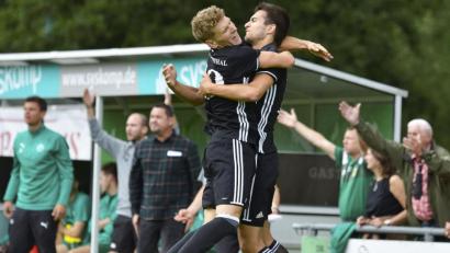 Bild: Ziegler
Gute Erinnerungen hat die DJK Ammerthal an das Hinspiel gegen die DJK Don Bosco Bamberg. Zum Saisonauftakt gab es einen 2:1-Sieg gegen die Oberfranken, das 2:0 erzielte Christian Schrödl (rechts), der seinen Treffer hier mit Patrick Pfahler bejubelte.