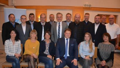 Bild: jr
Ihre Stadtratskandidaten nominierte am Donnerstag die CSU Mitterteich. Im Bild (sitzend, von links) Doris Scharnagl-Lindinger, Rita Härtl, Diana Burger, Bürgermeisterkandidat Stefan Grillmeier, Franziska Zeidler und Christine Ernstberger sowie (stehend, von links) Bernhard Brandl, Fabian Weinberger, Matthias Kraft, Josef Schwägerl, Johannes Schaumberger, Landratskandidat Roland Grillmeier, Franz Zeitler, Holger Paschedag, Christoph Hampel, Anton Kunz, Achim Nemsow und Wolfgang Hecht. Auf dem Bild fehlen Hans Fick jun., Oliver Zettl und Matthias Weiß.