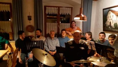Bild: rat
Alle Register zogen (von links) Stefan Zwerenz, Michael Schweimer, Martin Strecke (alle Trompete),Conny Legath (Gitarre) Katrin Weiß (Tenorhorn), Markus Krisch, Stefan Braunschläger.(alle Schlagzeug) sowie . (vorne) Ludwig Zandt (Steeldrum) und Bürgermeister Manfred Kratzer (Dritter von links).