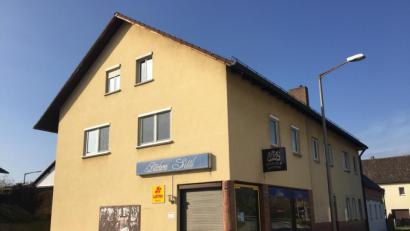 Bild: Gerhard Götz
Die seit ein paar Jahren leer stehende Bäckerei Sittl wird zur Firmenzentrale von Deutsche Sytemhaus GmbH umgebaut.