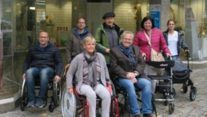 Bild: exb
Zum Teil auf Rollstühlen besuchten die Teilnehmer an der Ortsbegehung die Geschäftswelt der Stadt Schwandorf. Im Vordergrund die Behindertenbeauftragte Helga Forster (links) und Oberbürgermeister Andreas Feller (rechts).