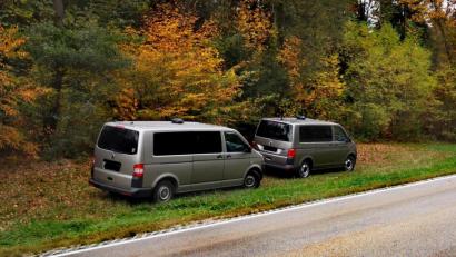 Bild: Dobler
Zivile Polizeifahrzeuge stehen am Straßenrand der B 85: Beamte suchen das Gebiet um den Unfallort in Wackersdorf ab. Unterstützt werden sie von der Feuerwehr.