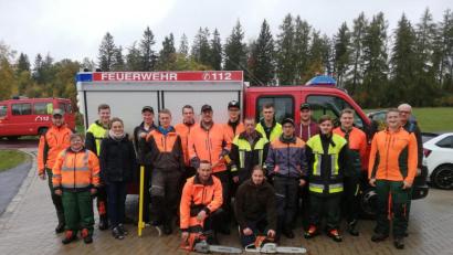 Bild: öt
Im fachgerechten Umgang mit Motorsägen wurden Brandschützer aus dem Bereich von Mitterteich und der Verwaltungsgemeinschaft Neusorg bei einem Motorsägenlehrgang unterwiesen.