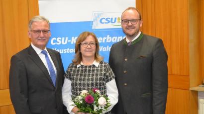 Bild: fz
Landrat Andreas Meier (rechts) bindet in seine Glückwünsche für Josef Hammer auch dessen Frau Carolin ein.