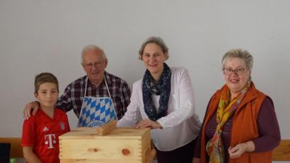 Bild: weu
Unter Mithilfe von Enkel Josef rührte Ehrenbürger Ludwig Berger beim evangelischen Frauenkreis frische Butter aus. Vorsitzende Regina Sautter (rechts) und Pfarrerin Ruth Schlinke ließen es sich nicht nehmen, das Ausrühren auszuprobieren.