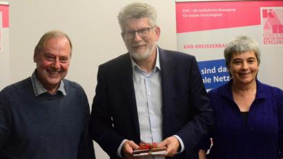 Bild: Kunz
Die beiden KAB-Kreisvorsitzenden Hermann Stadler und Daniela Ernstberger danken Leseranwalt Jürgen Kandziora für seine Ausführungen.