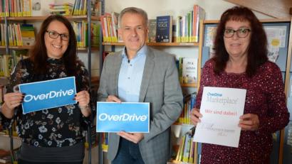 Bild: jr
Sandra Schug, Bürgermeister Roland Grillmeier und Büchereileiterin Viola Rieß (von links) freuen sich, dass die Stadtbücherei Mitterteich ihr Digtalangebot mit „Overdrive“ weiter ausbauen konnte.