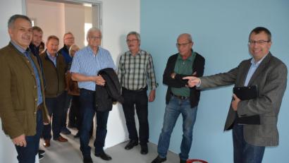 Bild: jr
Carsten Seebauer (rechts) führte die Stadträte durch die hellen Räume der Arztpraxis, die im Januar im ehemaligen Post-Gebäude eröffnet werden soll.