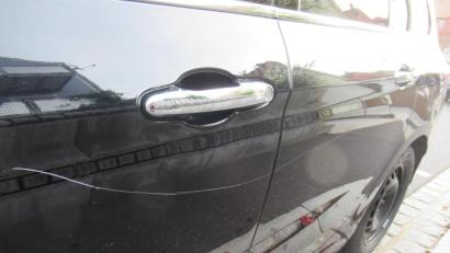 Bild: Polizei Amberg
Ein Kratzer im Lack. Insgesamt machte sich ein Unbekannter an sechs geparkten Autos zu schaffen.