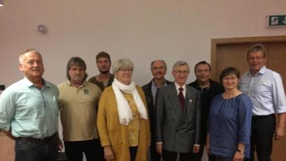 Bild: awo
In Bärnau hat der Verein „Via Carolina – Goldene Straße e.V.“ auf Grundlage der „Goldenen Straße“ ein deutsch-tschechisches Brückenprojekt verwirklicht, dass in Vielfalt und Qualität ein absolutes Alleinstellungsmerkmal ist. Bei der Jahreshauptversammlung wurde die Vorstandschaft neu gewählt, im Bild mit 1. Vorsitzenden Alfred Wolf.