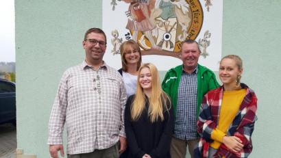 Bild: gis
Von links: Martin und Irene Prechtl (von links) sind die Gasteltern von Vendula (Mitte) und Tereza (rechts). Schützenmeister und Jugendtrainer Hans-Jürgen Hautmann freut sich, dass die beiden Gastschülerinnen am Schießtrainig teilnehmen.