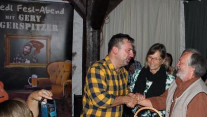 Bild: Maria Rammelmeier
Handschlag mit dem Idol - für Gery Gerspitzer (links) wird ein Traum wahr: Der Musiker gibt einen Fredl-Fesl-Abend in Lauterhofen, da steht der Liedermacher (rechts) plötzlich persönlich vor ihm.