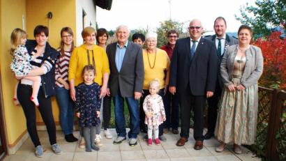 Bild: enz
Georg Helm (vorne, Mitte) feierte seinen 85. Geburtstag. Es gratulierten Verena Zant und Sascha Schenkl vom Schützenverein, Bürgermeister Klaus Meyer, Seniorenbeauftragte Beate Ott, Partnerin Marianne Philipp, Edeltraud Köstler von der Pfarrgemeinde, Tochter Hannelore, Tochter Claudia (von rechts) sowie Enkel und Urenkel.