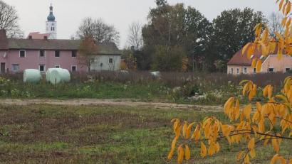 Bild: bl
Dieses Brachland soll bald Platz bieten für Einzelhandel und Wohnen. Und beides soll sich weder beim Parken noch bei der Zufahrt in die Quere kommen.