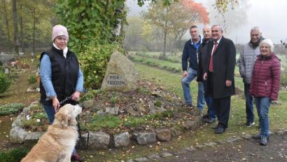 Bild: hcz
"Luckys" 13 Jahre alter Bruder "Benny" ist letztes Jahr verstorben und ruht auf dem Tierfriedhof, den Oberbürgermeister Kurt Seggewiß zusammen mit den Fördervereins- Mitgliedern Klaus Meier, Josef Gebhardt, Waldemar Reil und Renate Conrad (hinten von links) besuchte.