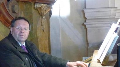 Bild: kod
Organist Karlheinz Wolf an der barocken Orgel in der Wallfahrtskirche St. Anna bei Plan/CZ.