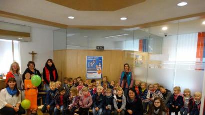 Bild: twg
Die Mäuse- und Igelgruppe vom Kinderhaus Steinwaldzwerge Pullenreuth mit den Erzieherinnen und Cornelia Wöhrl (sitzend links) von der Raiffeisenbank Neusorg.