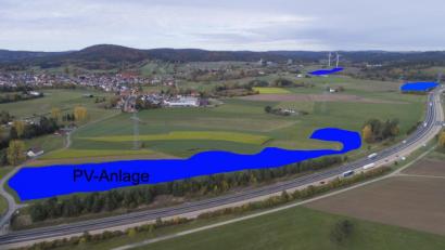 Bildmontage: fjo
Nachdem sich die ersten großen Zonen für Photovoltaikanlagen abzeichnen, rührt sich Widerstand in Waidhaus. Entlang der Autobahn und bei den Windrädern sind weitere Solarfelder (blaue Flächen) von auswärtigen Investoren geplant.