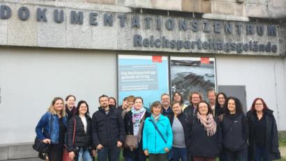 Bild: exb
Mitglieder des Netzwerkes Jugendarbeit Schwandorf besichtigten das Dokumentationszentrum Reichparteitagsgelände.