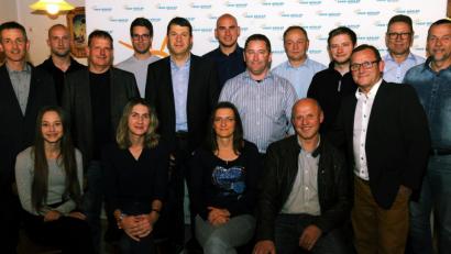 Bild: gf
Die FW-Bewerber für den Ursensollener Gemeinderat (von links, stehend): Albert Geitner, Markus Forster, Engelbert Sperber, Stefan Hummel, Manfred Schmidt, Simon Huber, Markus Augsberger, Josef Stepper, Stefan Götz, Kurt Hirsch, Horst Lihl und Jürgen Hauer; sitzend: Kerstin Weber, Bettina Neumann, Bianca Mohr und Richard Kaa.