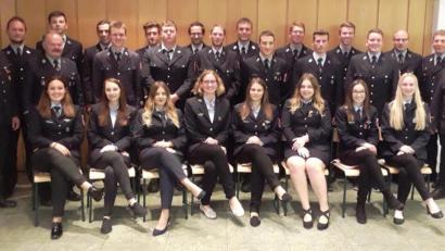 Bild: dob
27 neue Atemschutzgeräteträger stehen nun im Landkreis Neustadt nach der Ausbildung für den Einsatz bereit. Für Ausbilder Günter Sommer aus Vohenstrauß (Dritter von links) war es der letzte Lehrgang. Er hat die Altersgrenze erreicht und muss aufhören.