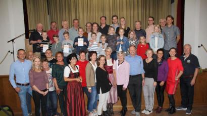 Bild: frd
67 der knapp 80 Freizeit-Olympioniken haben unter der Regie der KSK Oberviechtach die Leistungen für das Sportabzeichen erfüllt. 65 holten die Medaille in Gold. Sportlicher Senior war Erhard Wagner (hinten, Fünfter von rechts) mit 90 Jahren.