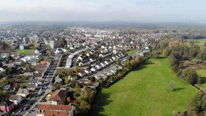 Bild: Gustl Beer
Blick auf die noch nahezu im Original erhaltene Bebauung am Merklsteig mit viel Grün hinunter ins Überschwemmungsgebiet. Die Bebauung links entlang der Mooslohstraße hat einen deutlich uneinheitlichen Charakter. Ungenutzte Flächen bieten noch Potenzial.