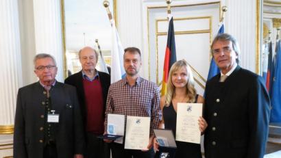 Bild: Würth, Wolfgang
Regierungspräsident Axel Bartelt zeichnete im Spiegelsaal der Regierung in Regensburg Christiane Niebler und Christian Biersack für vorbildliches Verhalten im Straßenverkehr aus. Für die Arbeitsgemeinschaft „Kavalier der Straße“ gratulierten Dr. Gernot Sittner und Josef Wittmann (von links).