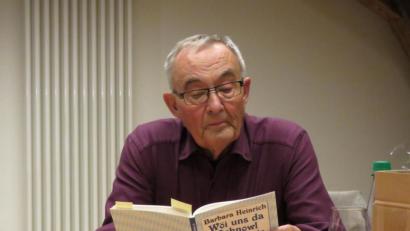 Bild: ubb
Manfred Brunner verstand es hervorragend, Gedichte und Geschichten im Dialekt informativ und gleichzeitig sehr unterhaltsam zu erzählen. Aus Barbara Heinrichs Dialektbuch las er zwei Geschichten vor.
