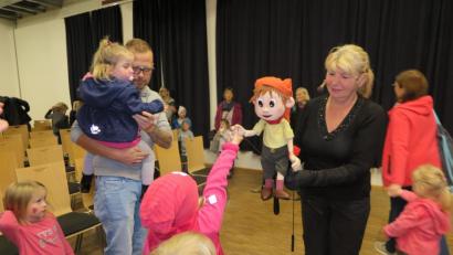 Bild: jzk
Nach der Vorstellung verabschiedeten sich der Kasperl und die Puppenspielerin Isolde Sperlich von den Kindern.