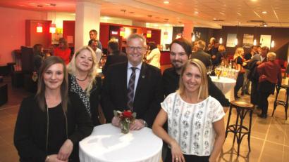 Bild: Hirsch
Blick in den neuen Jugendtreff: Das Bild zeigt die Mitarbeiter Irina Mois, Susanne Grießhammer, Thomas Elgass und Claudia Trummet zusammen mit Oberbürgermeister Andreas Feller.