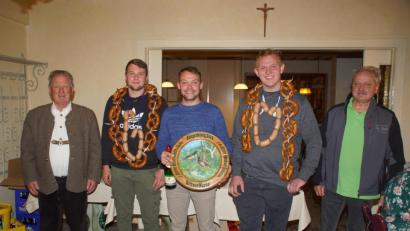 Bild: mmj
Marco Bittner (Mitte) sicherte sich mit einem 60,1-Teiler den Titel des Weidinger Bürgerkönigs. Der Schönauer verwies Markus Hellerbrand (links daneben) und Andreas Speckner auf die nächsten Plätze. Dem Trio gratulierten Schützenmeister Horst Fettke (links) und Schießleiter Jürgen Mahrle (rechts).