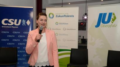 Bild: bey
Bayerns Digitalministerin Judith Gerlach war auf Einladung des "Oberpfälzer Zukunftskreises" - eine Initiative der Jungen Union Oberpfalz - zu Hallenbau Voit Stefan gekommen, sprach und diskutierte anschließend über "Digitalisierung - Chancen für den ländlichen Raum".