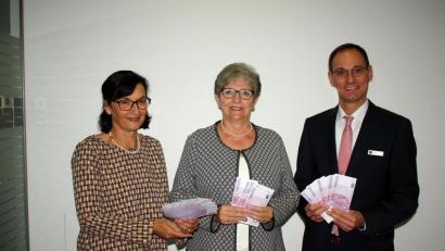 Bild: R. Kreuzer
Filialleiter Robert Stahl und Vermögensberaterin Ingrid Vollath übergeben Brunhilde Spannl (Mitte) die bunten Scheine.