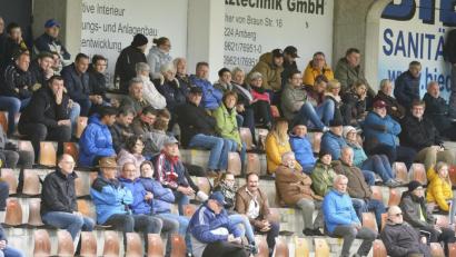 Bild: Ziegler
Wieder einigermaßen gut gefüllt dürfte die Tribüne im Amberger FC-Stadion sein, wenn der SV Etzenricht am Samstag aufkreuzt.