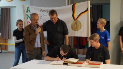 Bild: sgs
Michael Forster (vorne, links) und Andreas Köppl (vorne, rechts) durften sich ins Goldene Buch der Gemeinde Gleiritsch eintragen.
